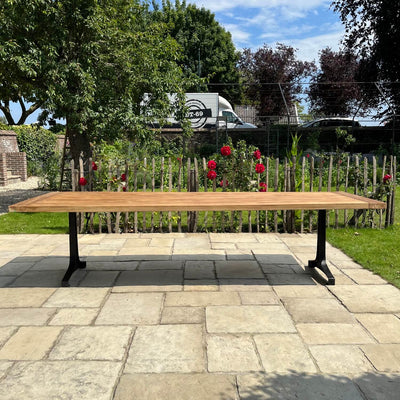 Teakholz Gartentisch – Tischbeine aus Gusseisen – Industrie design – T13