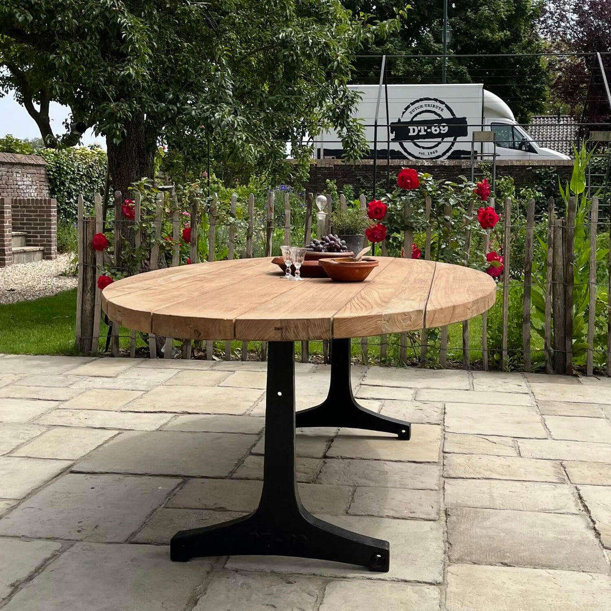 Industrie design ovaler Gartentisch aus Teakholz mit Tischbeinen aus Eisen – T14