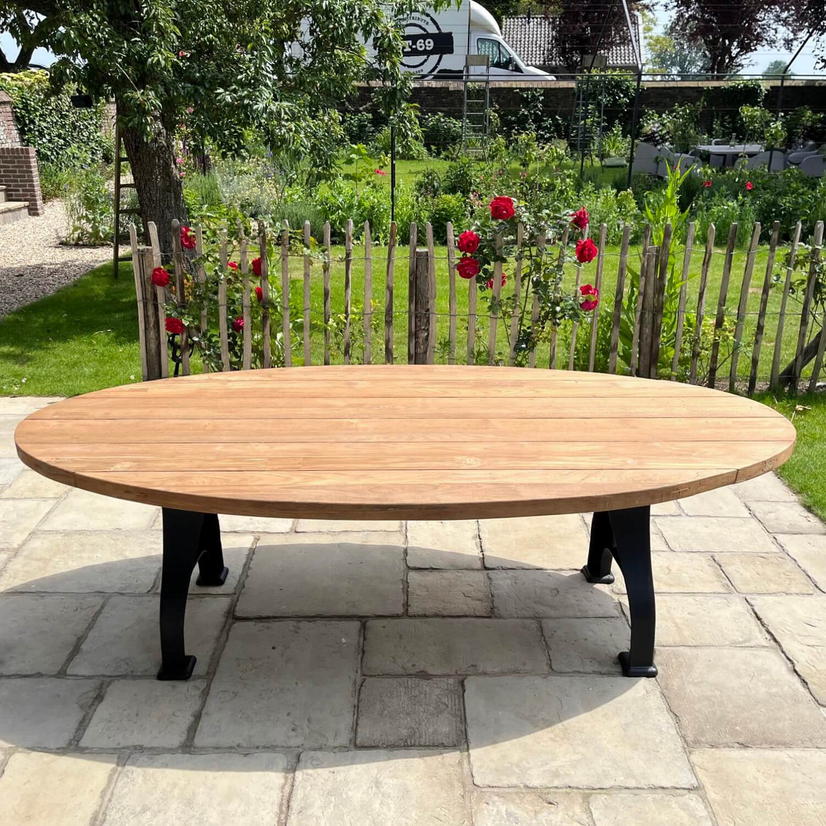 Ovaler Gartentisch aus Teakholz mit Gusseisernen Tischbeinen – T15