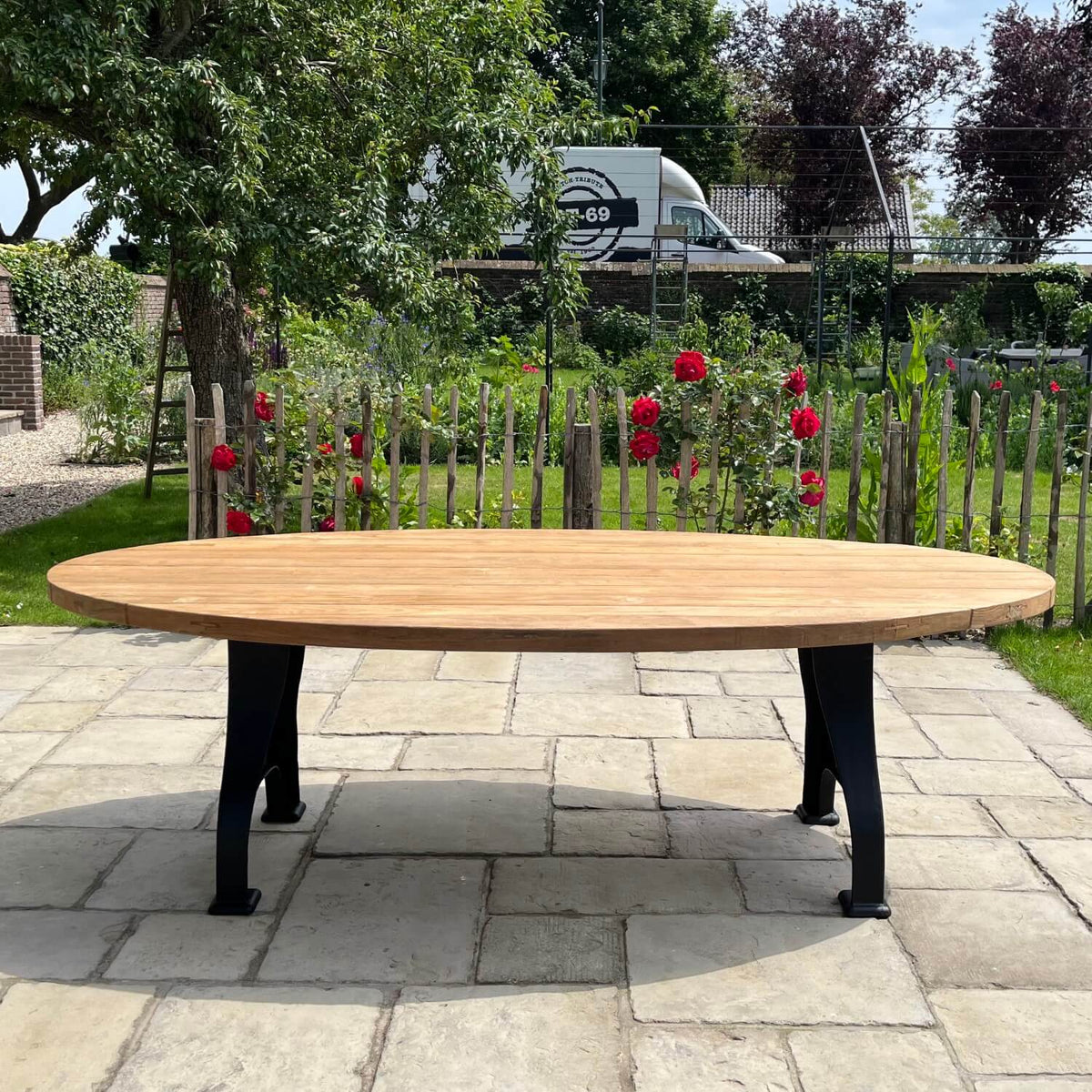 Ovaler Gartentisch aus Teakholz mit Gusseisernen Tischbeinen – T15