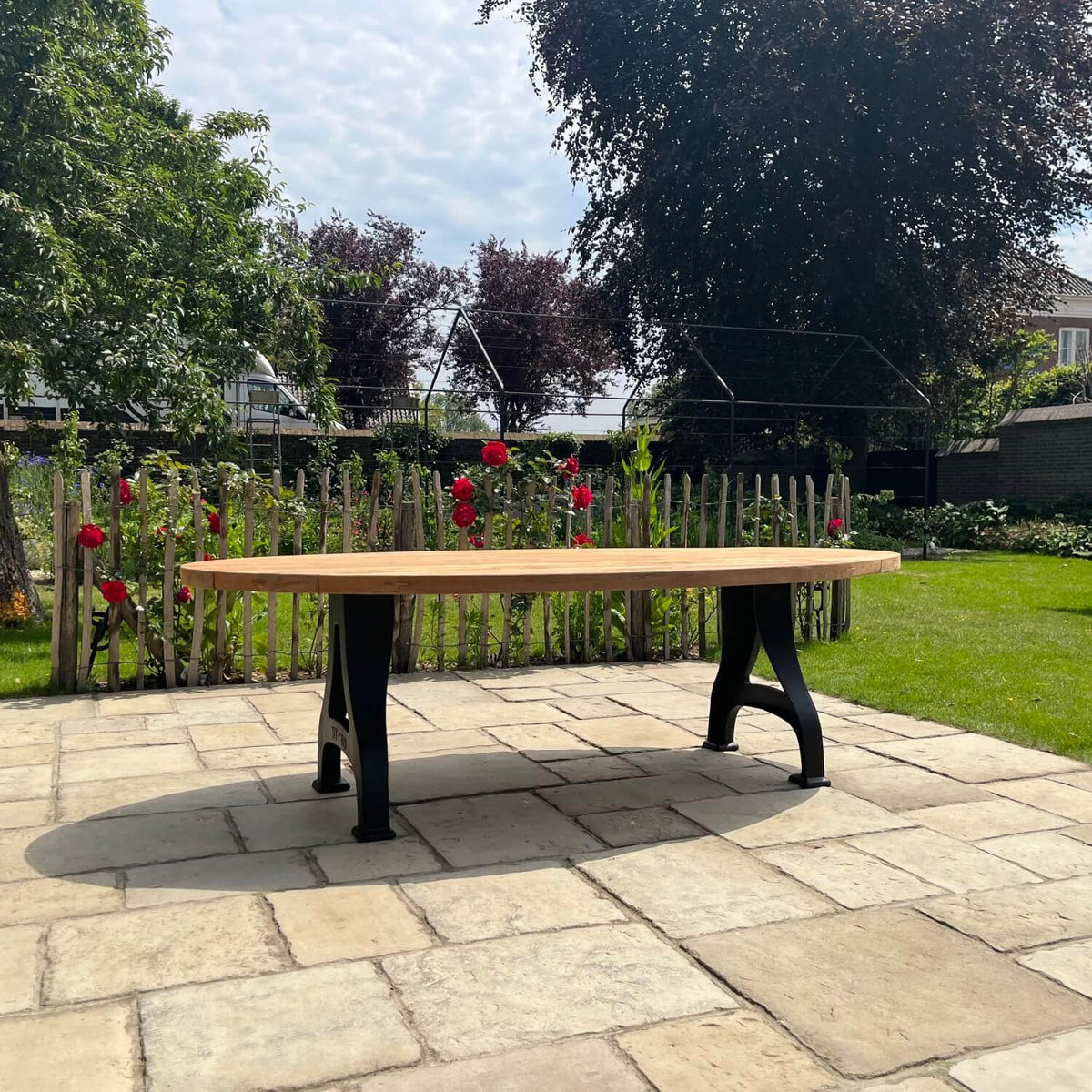 Ovaler Gartentisch aus Teakholz mit Gusseisernen Tischbeinen – T15