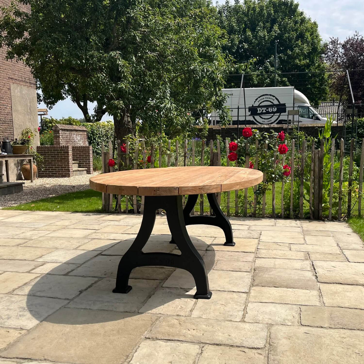 Ovaler Gartentisch aus Teakholz mit Gusseisernen Tischbeinen – T15