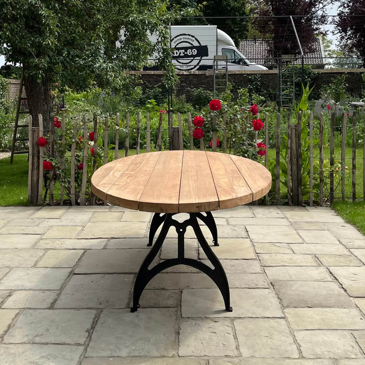 Industrie design ovaler Gartentisch aus Teakholz mit Eisen Tischbeinen – T16