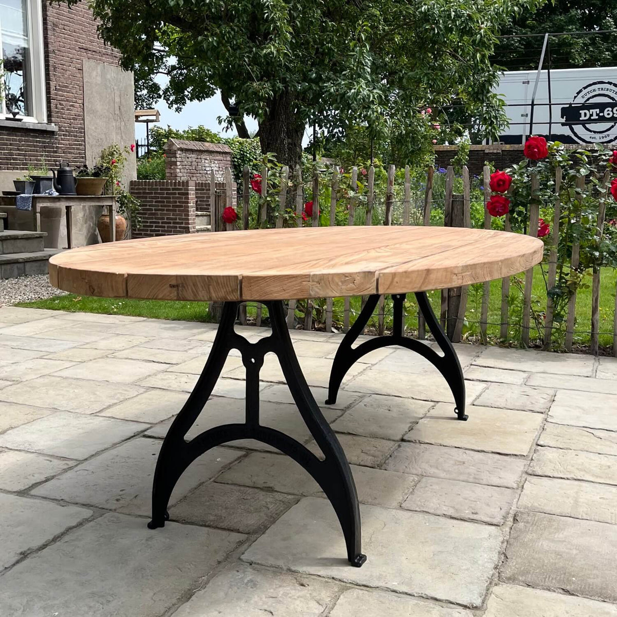 Industrie design ovaler Gartentisch aus Teakholz mit Eisen Tischbeinen – T16