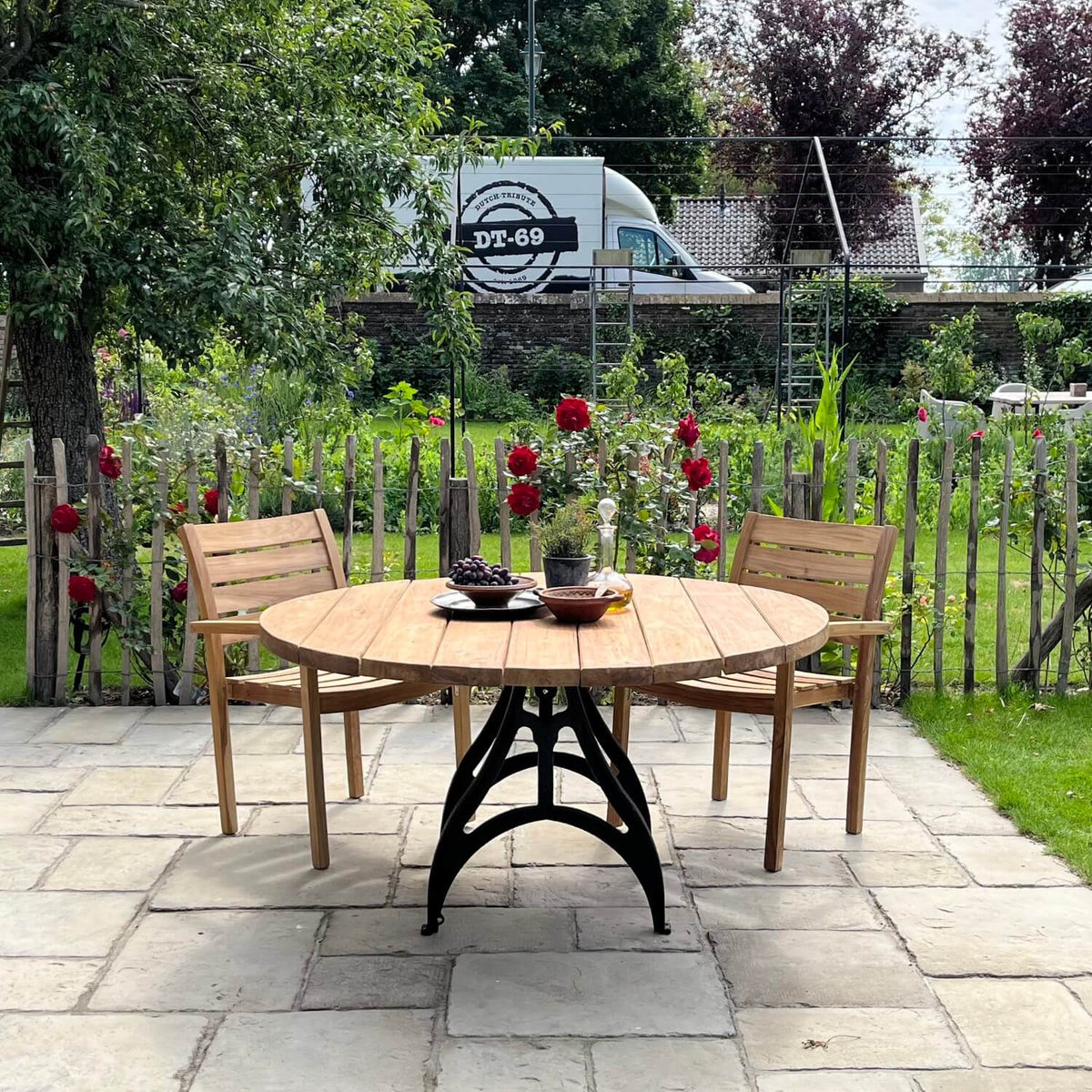 Industrie design runder Gartentisch aus Teakholz mit Eisen Tischbeinen – T17