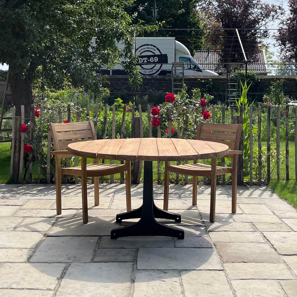 Industrie design runder Gartentisch aus Teakholz mit Eisen Tischbeinen – T18