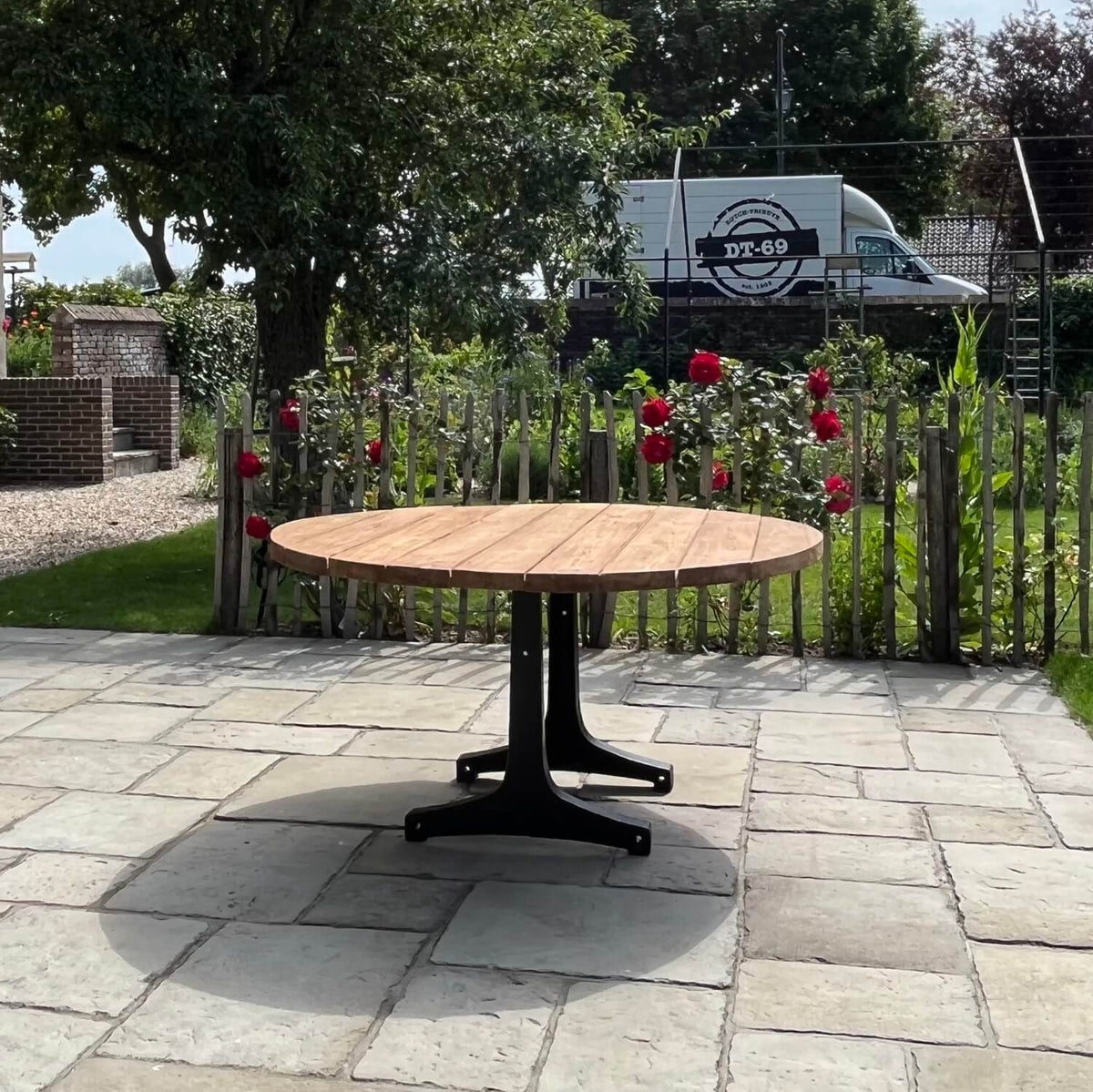Industrie design runder Gartentisch aus Teakholz mit Eisen Tischbeinen – T18