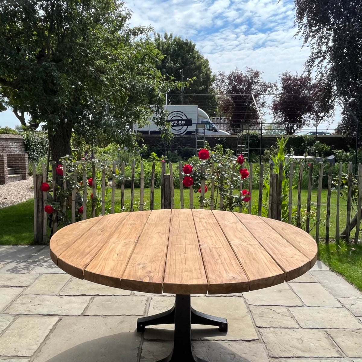 Industrie design runder Gartentisch aus Teakholz mit Eisen Tischbeinen – T18