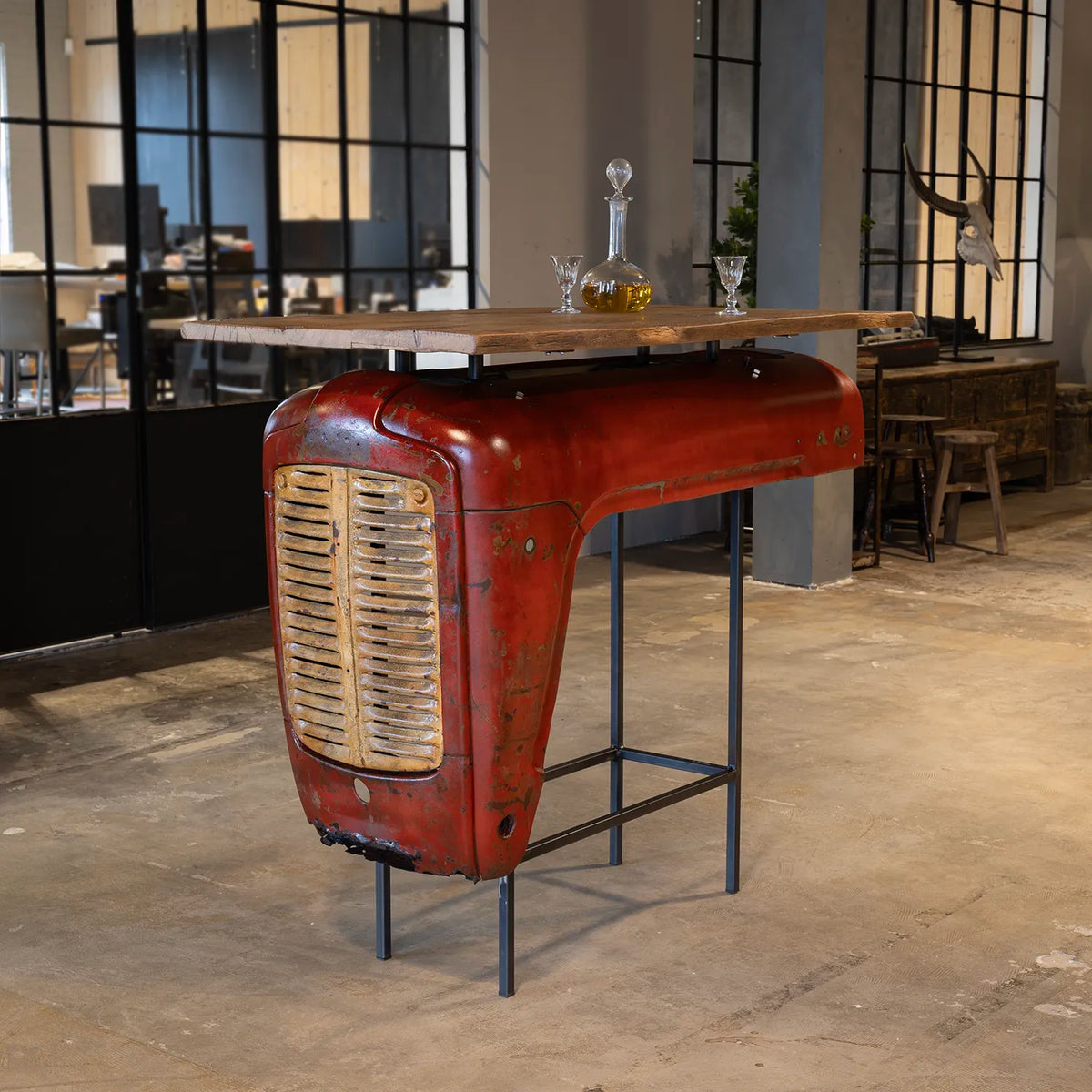 Bartisch industrial style aus einer alten Traktorhaube – Massey Ferguson