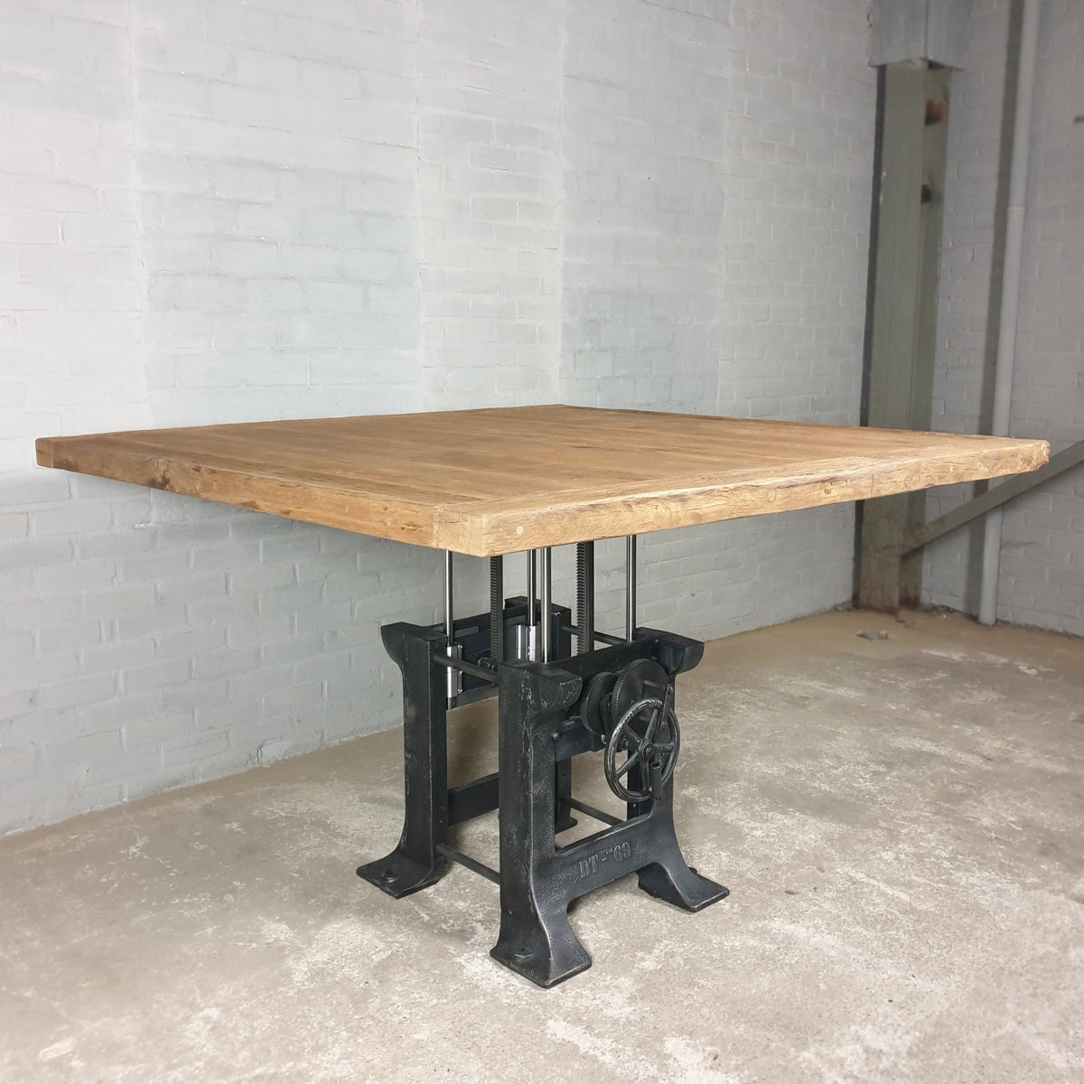 Vierkante industriële eettafel met in hoogte verstelbaar mechanisme en oud eiken tafelblad