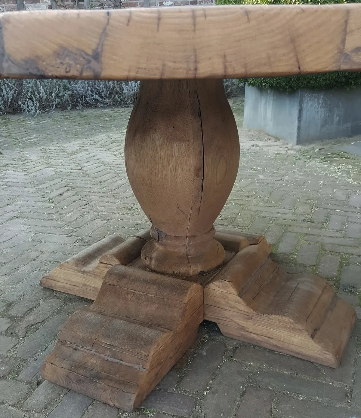 Runder Klostertisch aus massiver alter Eiche – Cluny – Z020