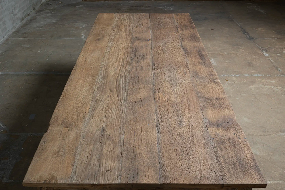 Closeup tafleblad van Franse boerentafel Jean van oud eikenhout in landelijke stijl