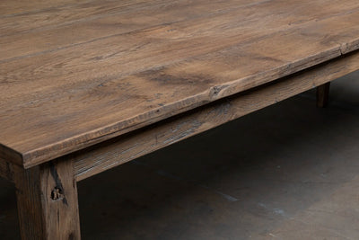 Closeup tafelpoot van Franse boerentafel Jean van oud eikenhout in landelijke stijl