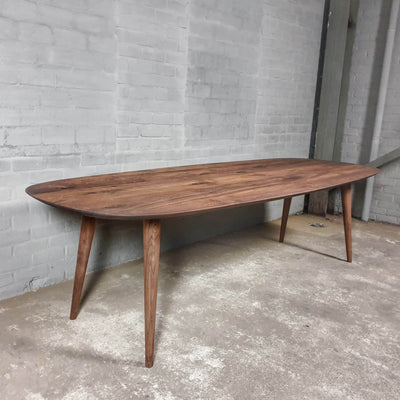 Esstisch Danish oval aus Nussbaumholz – nach Maß – Z025-N