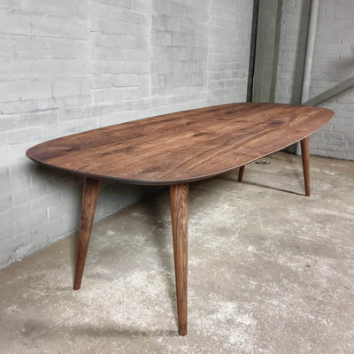 Esstisch Danish oval aus Nussbaumholz – nach Maß – Z025-N