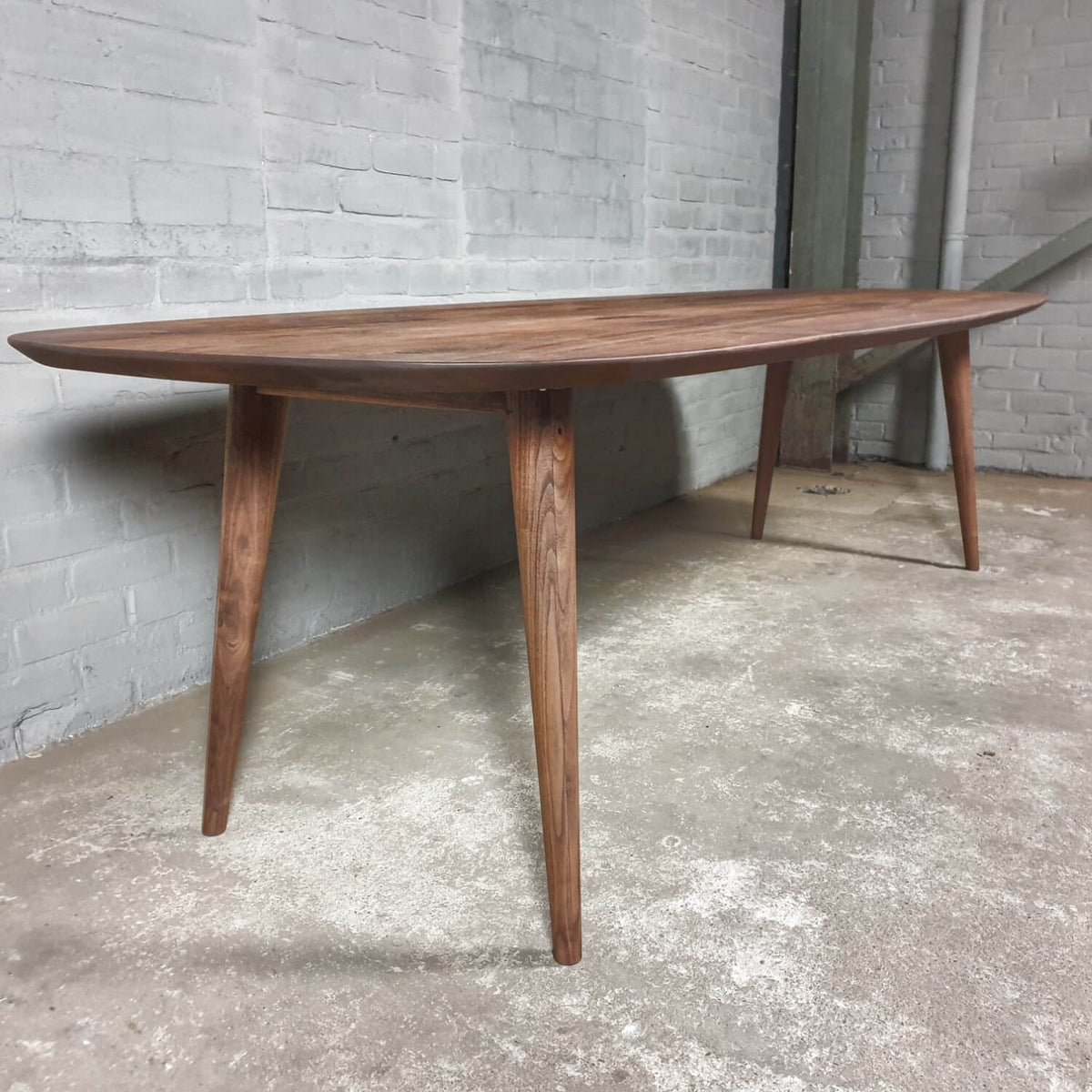 Esstisch Danish oval aus Nussbaumholz – auf Lager – IND780