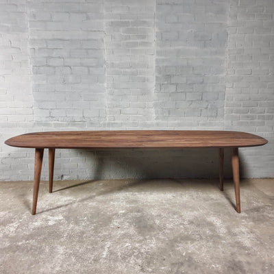 Esstisch Danish oval aus Nussbaumholz – auf Lager – IND780