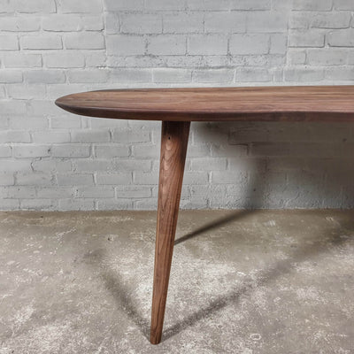 Esstisch Danish oval aus Nussbaumholz – auf Lager – IND780