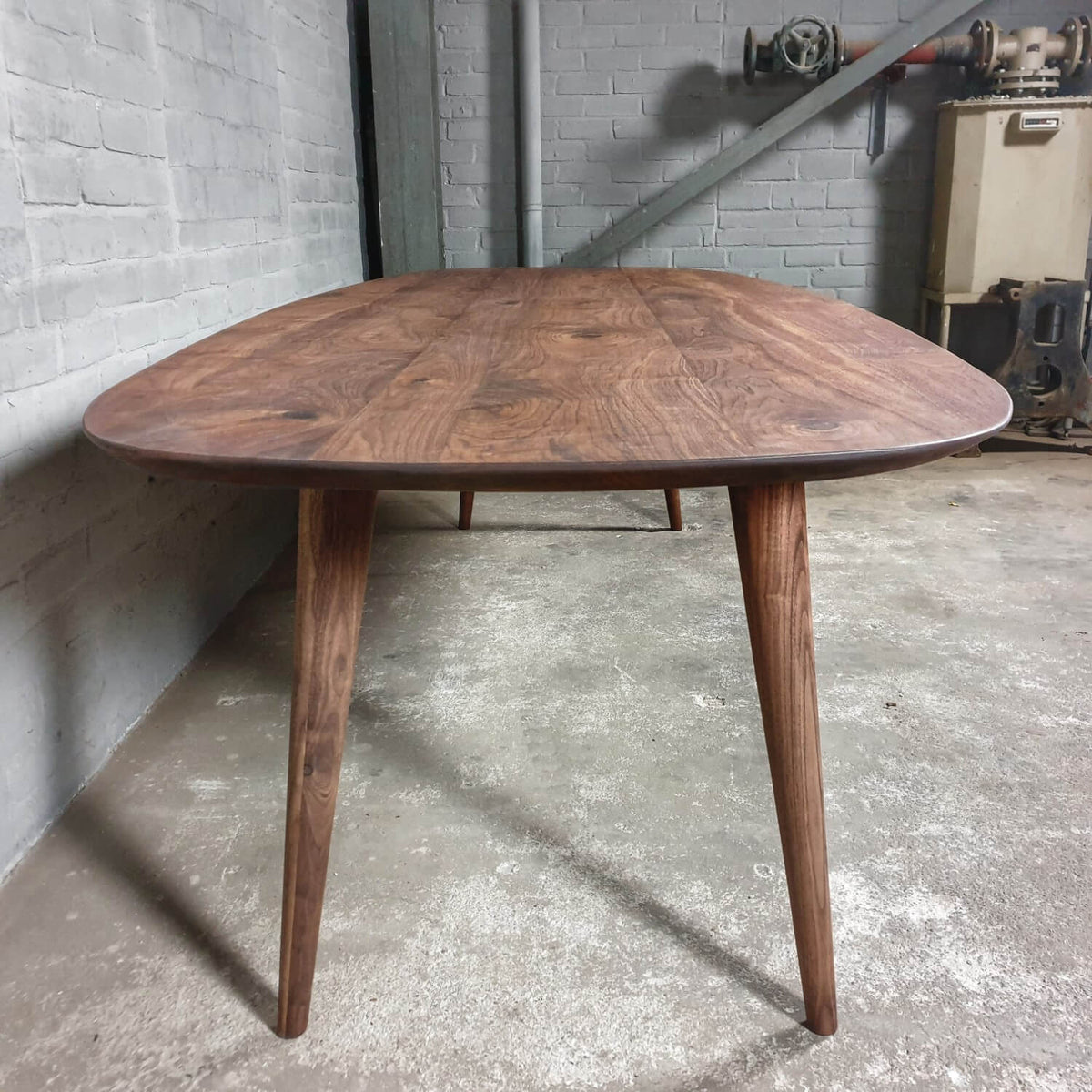 Esstisch Danish oval aus Nussbaumholz – nach Maß – Z025-N