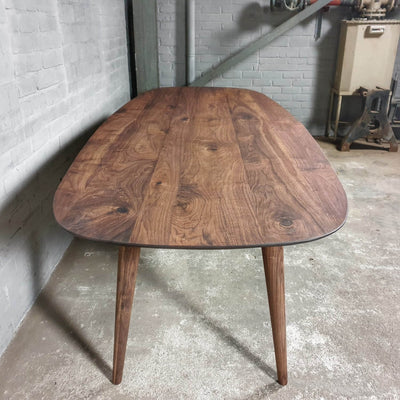 Esstisch Danish oval aus Nussbaumholz – nach Maß – Z025-N