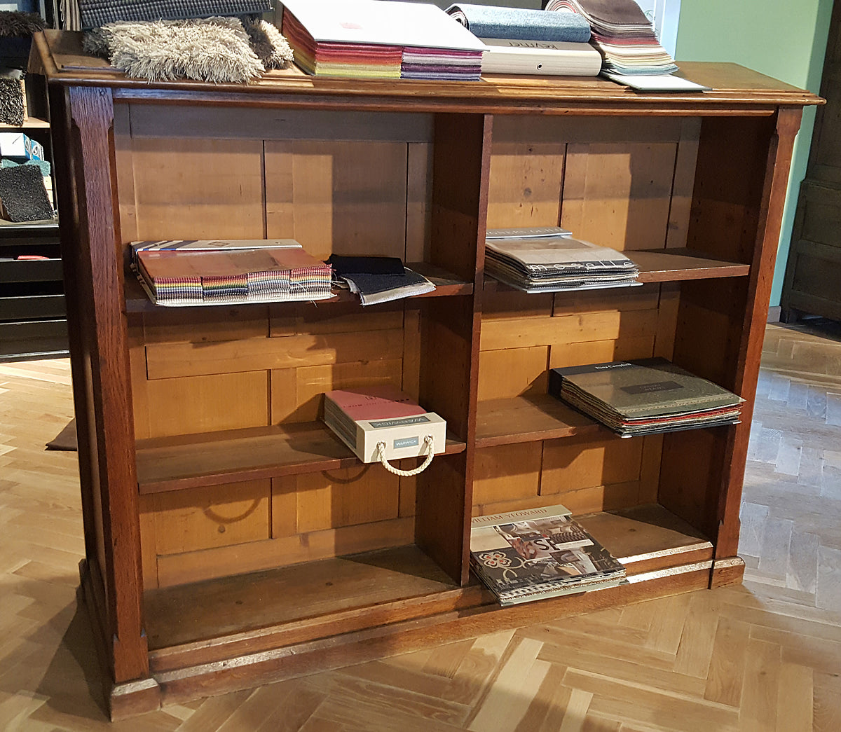 Antiker Bücherschrank, beide seite