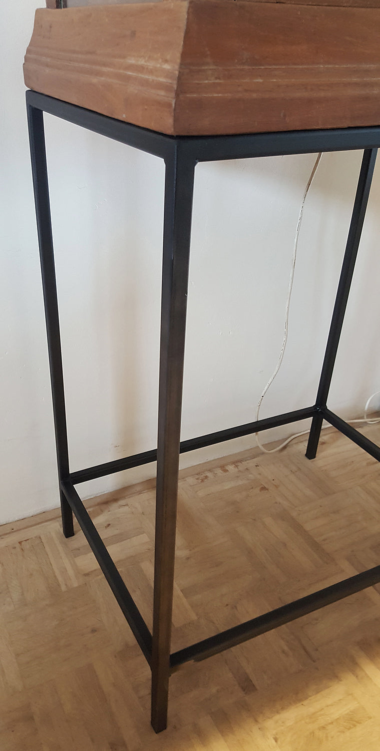 Antike Vitrine kombiniert mit Stahlrahmen Untergestell