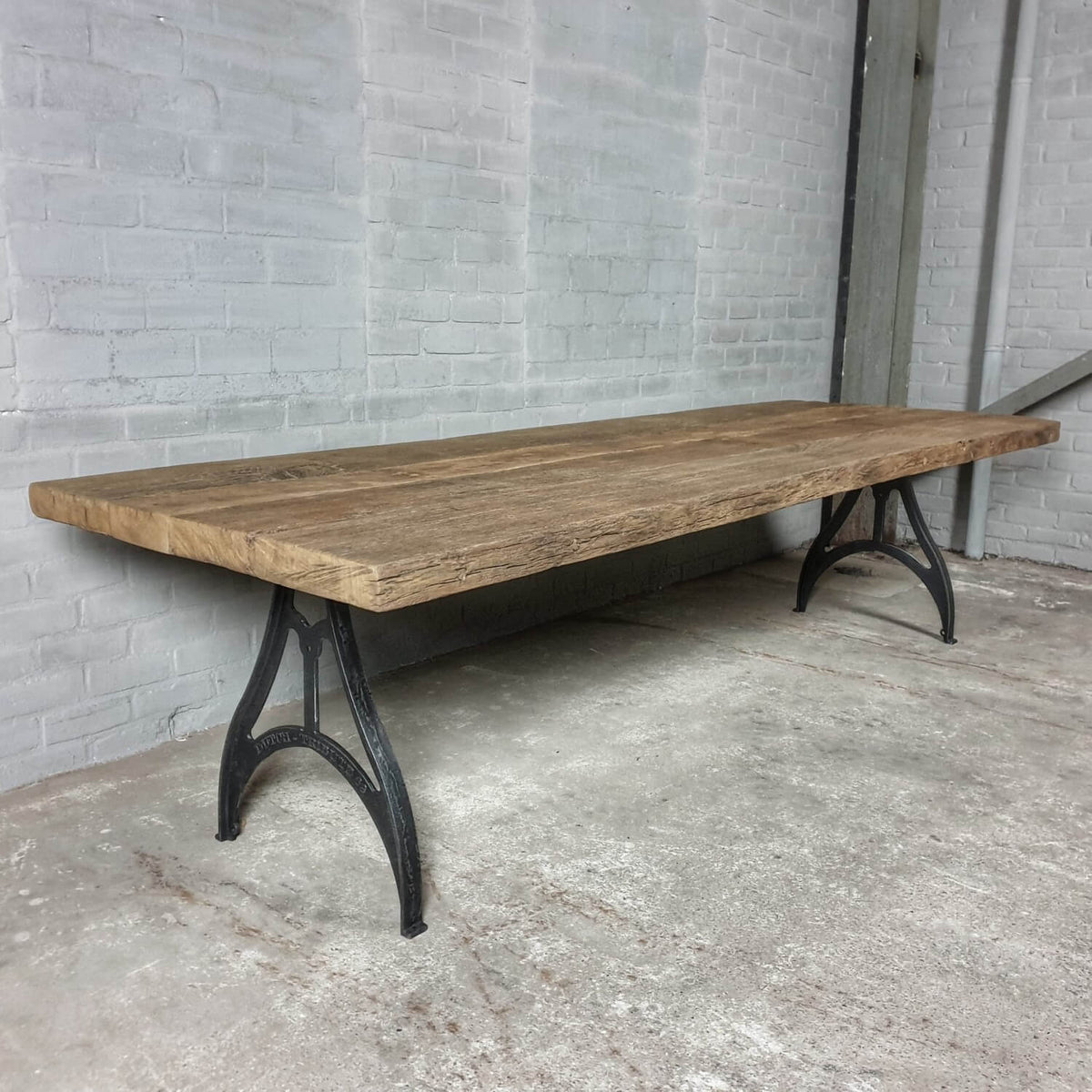 eettafel-industrieel-design-gietijzeren-poten-oud-eiken-tafelblad-dt06-01