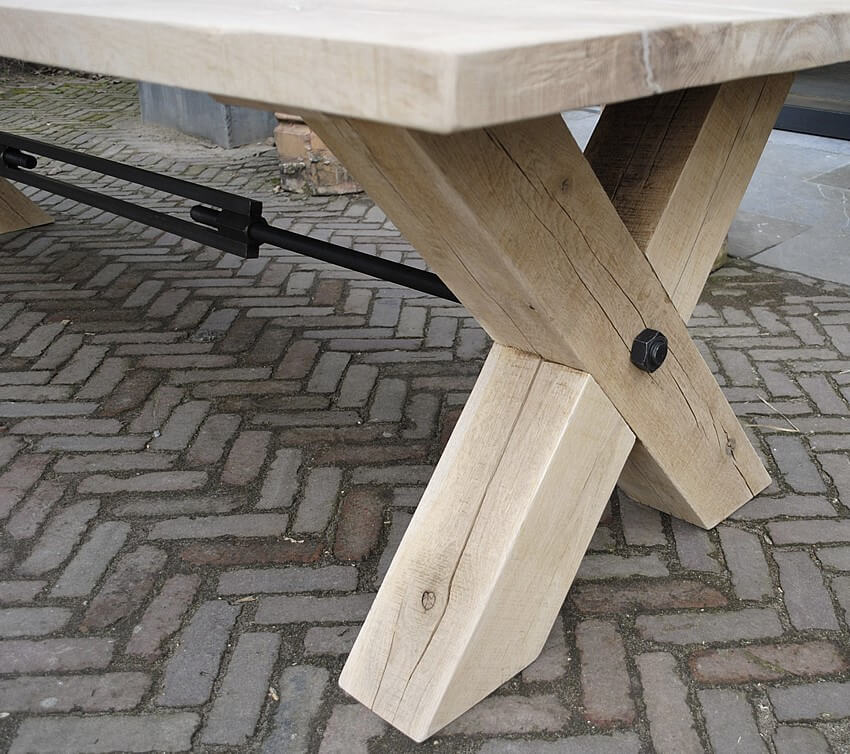 Esstisch Industriedesign – Eichenholz – Gekreuzten beine – G001