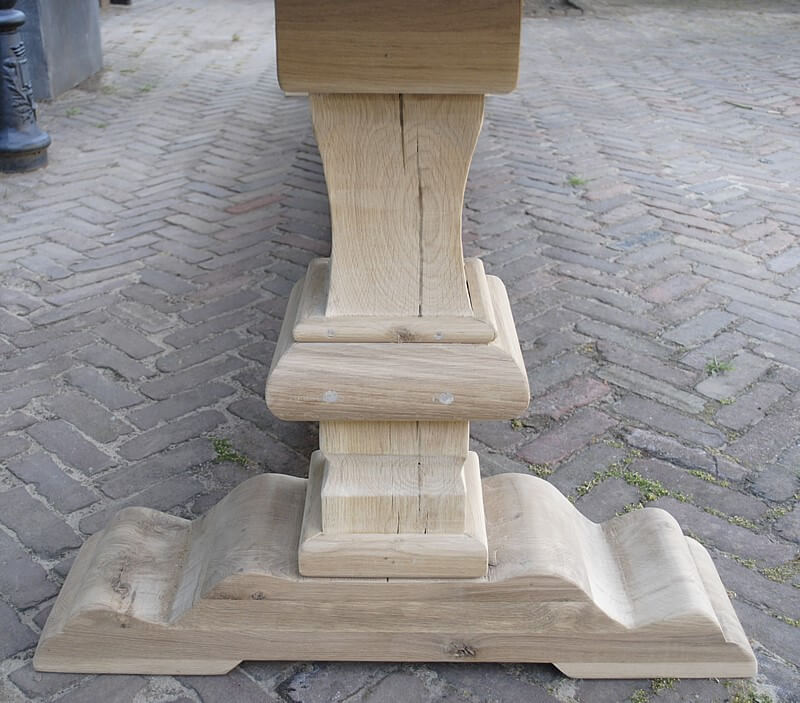 Esstisch nach Klosterstil – Tischplatte aus Eiche – G004