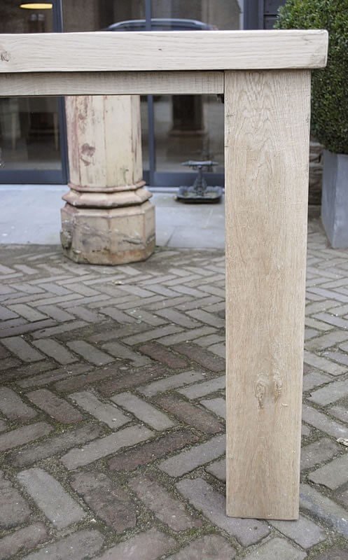 Esstisch aus Eichenholz mit Blockbeinen – G006