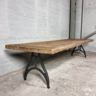 industriele-eettafel-met-gietijzeren-onderstel-tafelblad-7-cm-dik-zonverbrand-oud-eiken-dt17-01