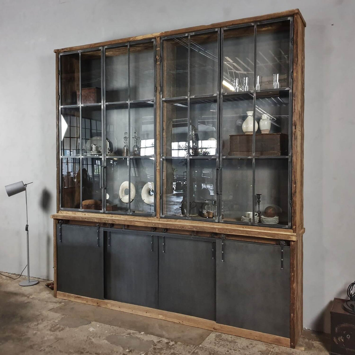 Großer industriedesign schrank aus Eiche mit Stahlschiebetüren – D003