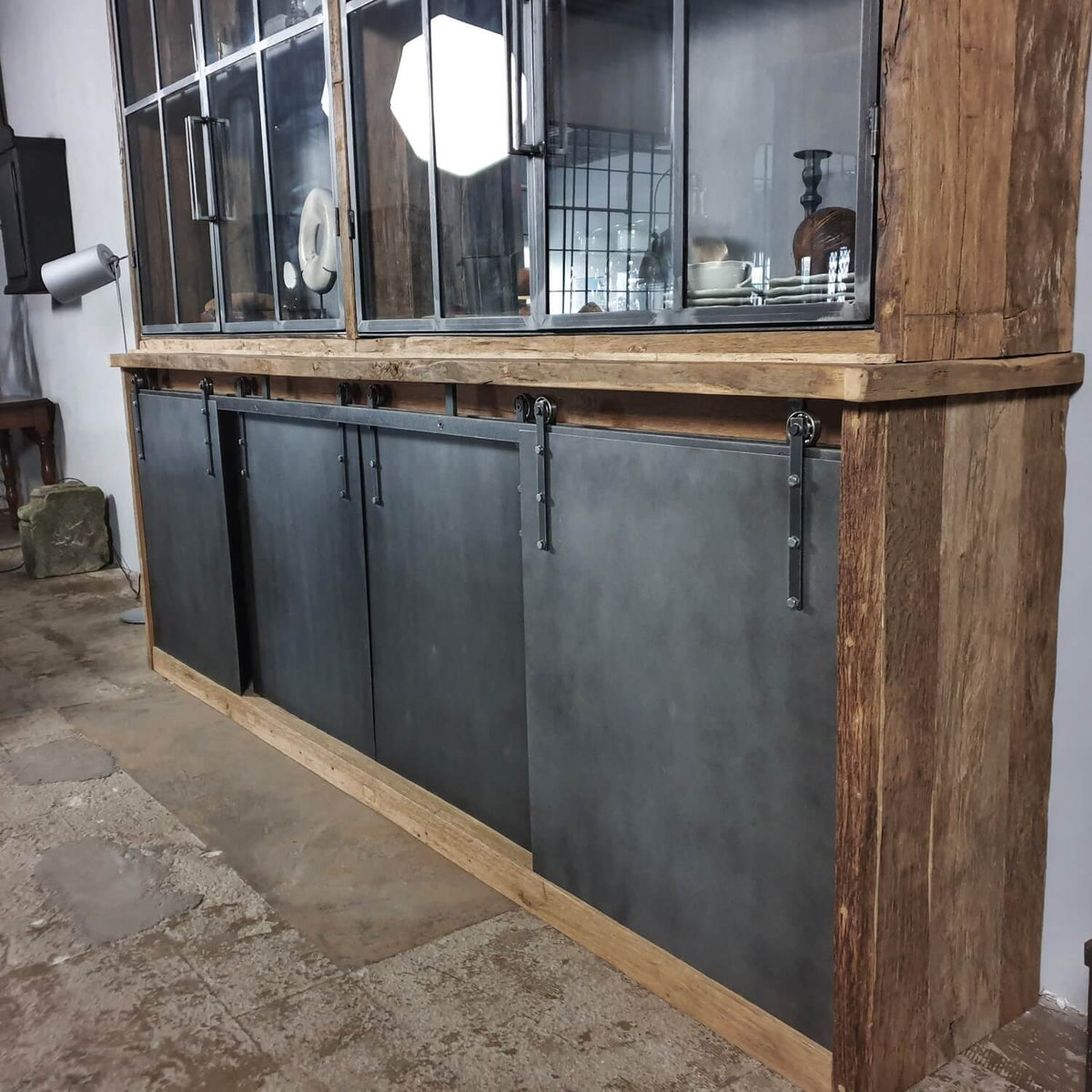 Großer industriedesign schrank aus Eiche mit Stahlschiebetüren – D003