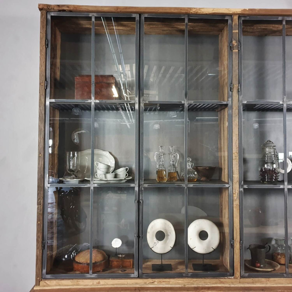Großer industriedesign schrank aus Eiche mit Stahlschiebetüren – D003