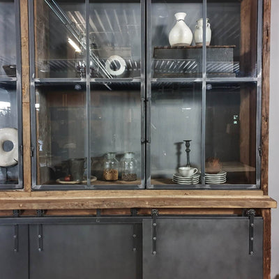 Großer industriedesign schrank aus Eiche mit Stahlschiebetüren – D003