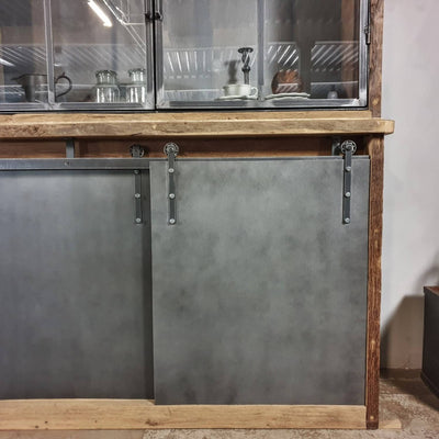 Großer industriedesign schrank aus Eiche mit Stahlschiebetüren – D003