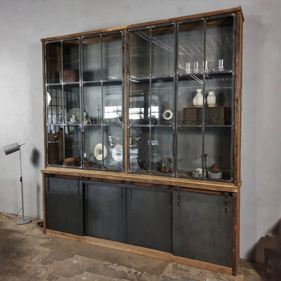 Großer industriedesign schrank aus Eiche mit Stahlschiebetüren – D003