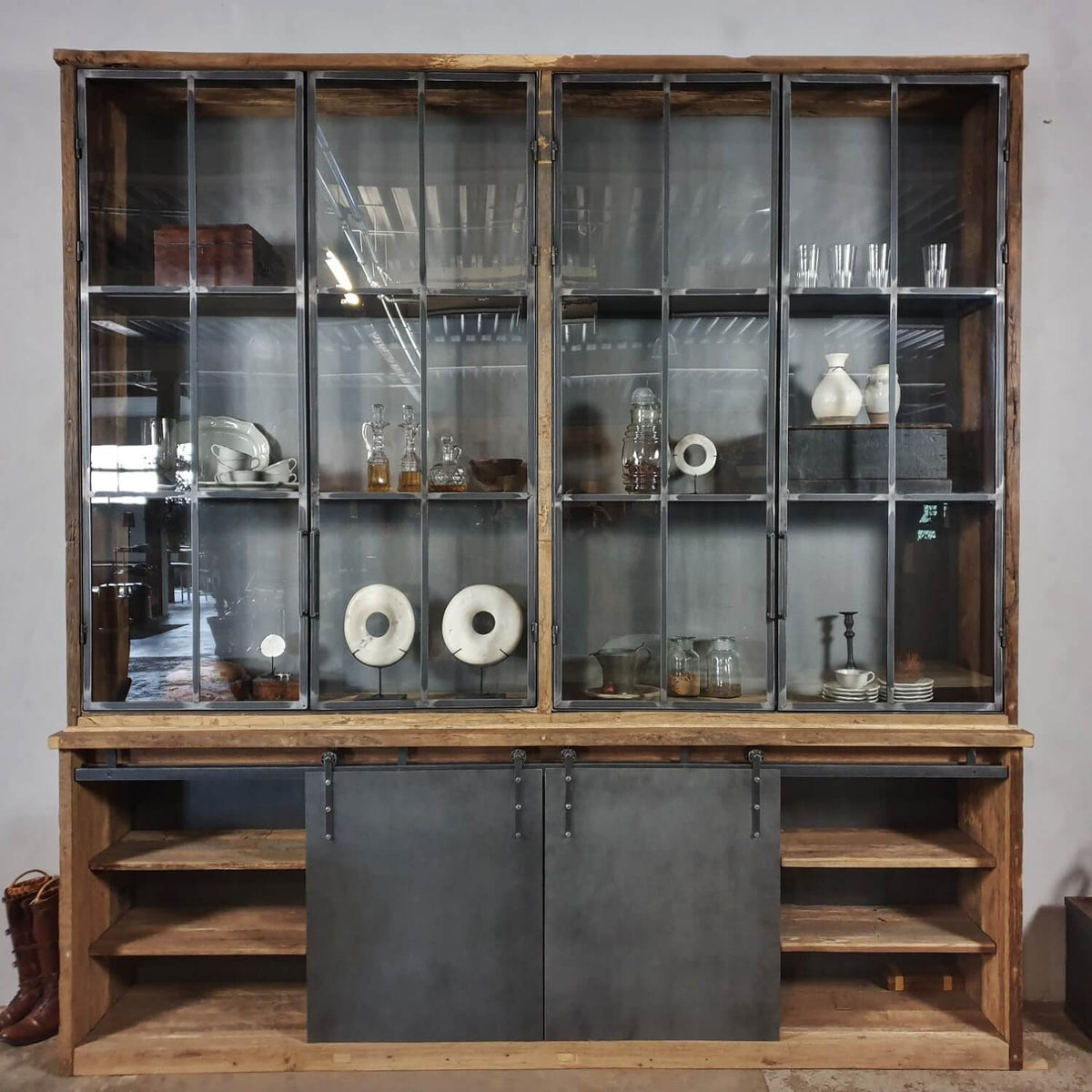 Großer industriedesign schrank aus Eiche mit Stahlschiebetüren – D003