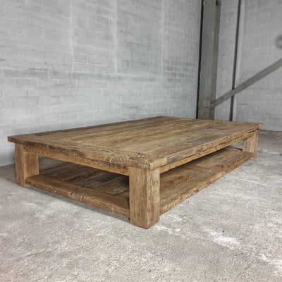 Robuster landhausstil Couchtisch Colmar – zusätzlichem Bodenregal – sonnenverbrannte Altholz Eiche