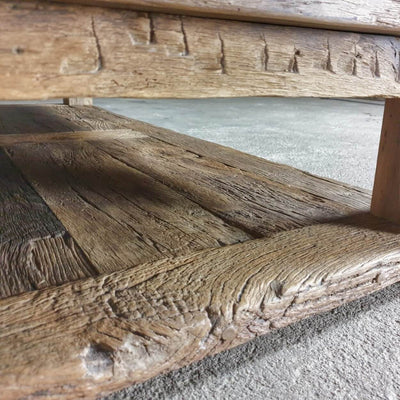 Robuster landhausstil Couchtisch Colmar – zusätzlichem Bodenregal – sonnenverbrannte Altholz Eiche