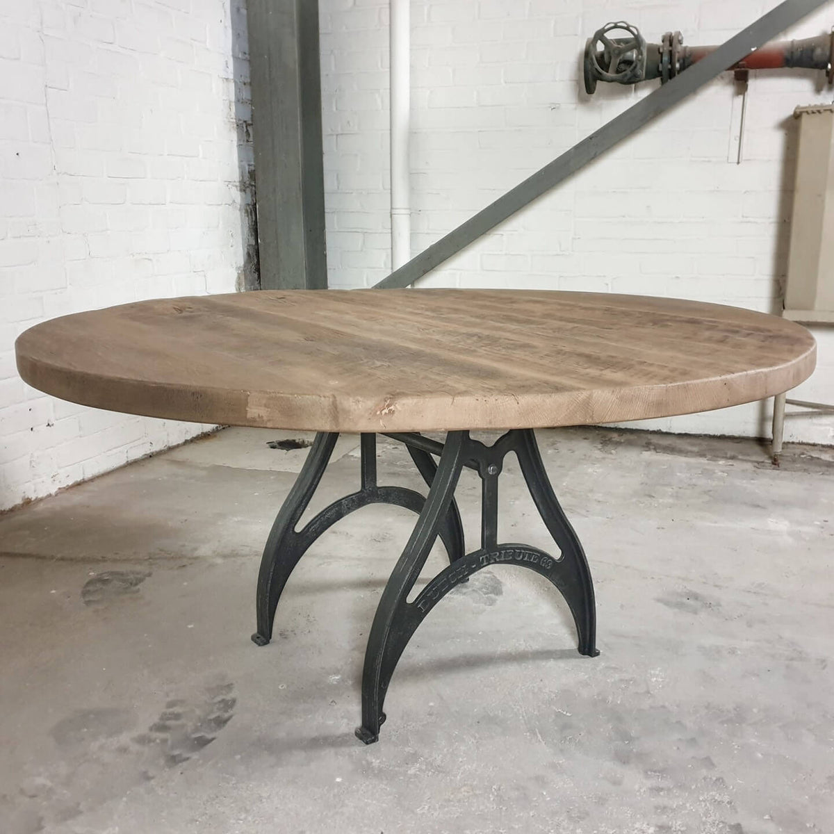 Runder Industrie Design Tisch – Gusseisen Tischgestell – DT16