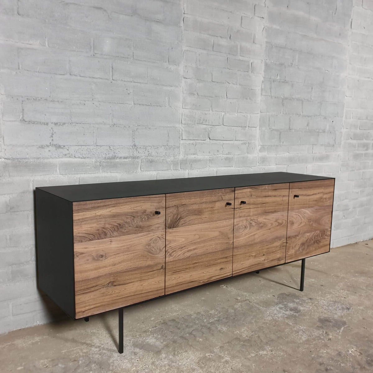 Moderner TV-Schrank und Sideboard – Aus Nussbaumholz und Stahl – D006