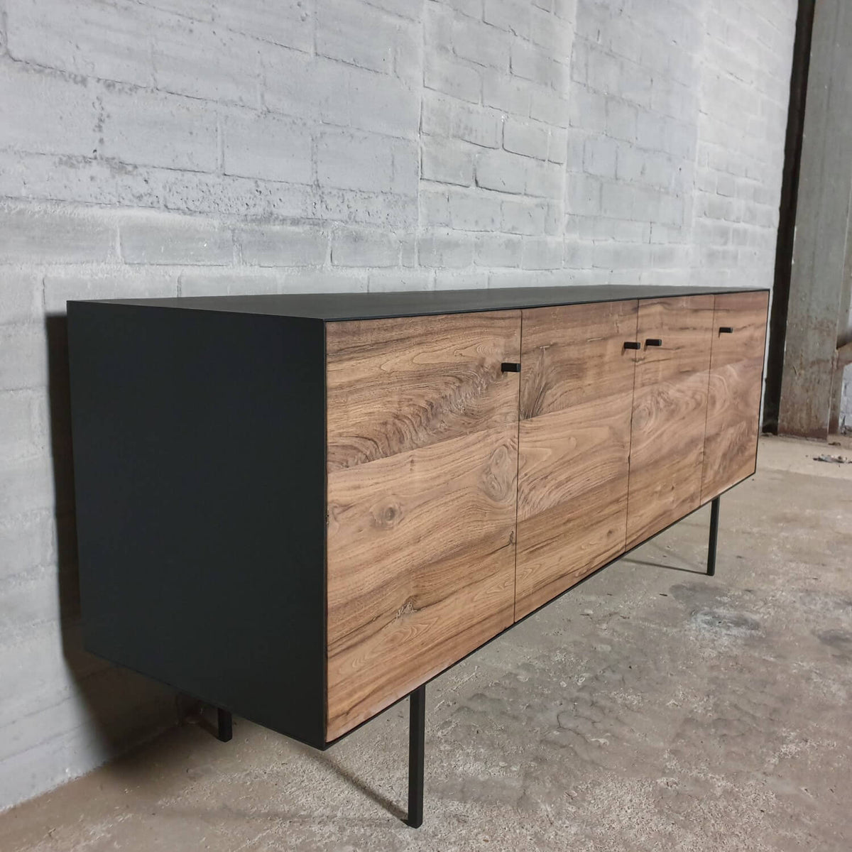 Moderner TV-Schrank und Sideboard – Aus Nussbaumholz und Stahl – D006
