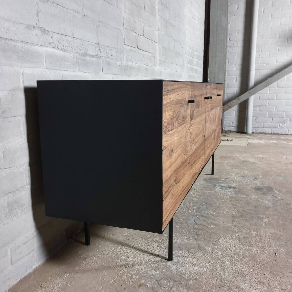 Moderner TV-Schrank und Sideboard – Aus Nussbaumholz und Stahl – D006
