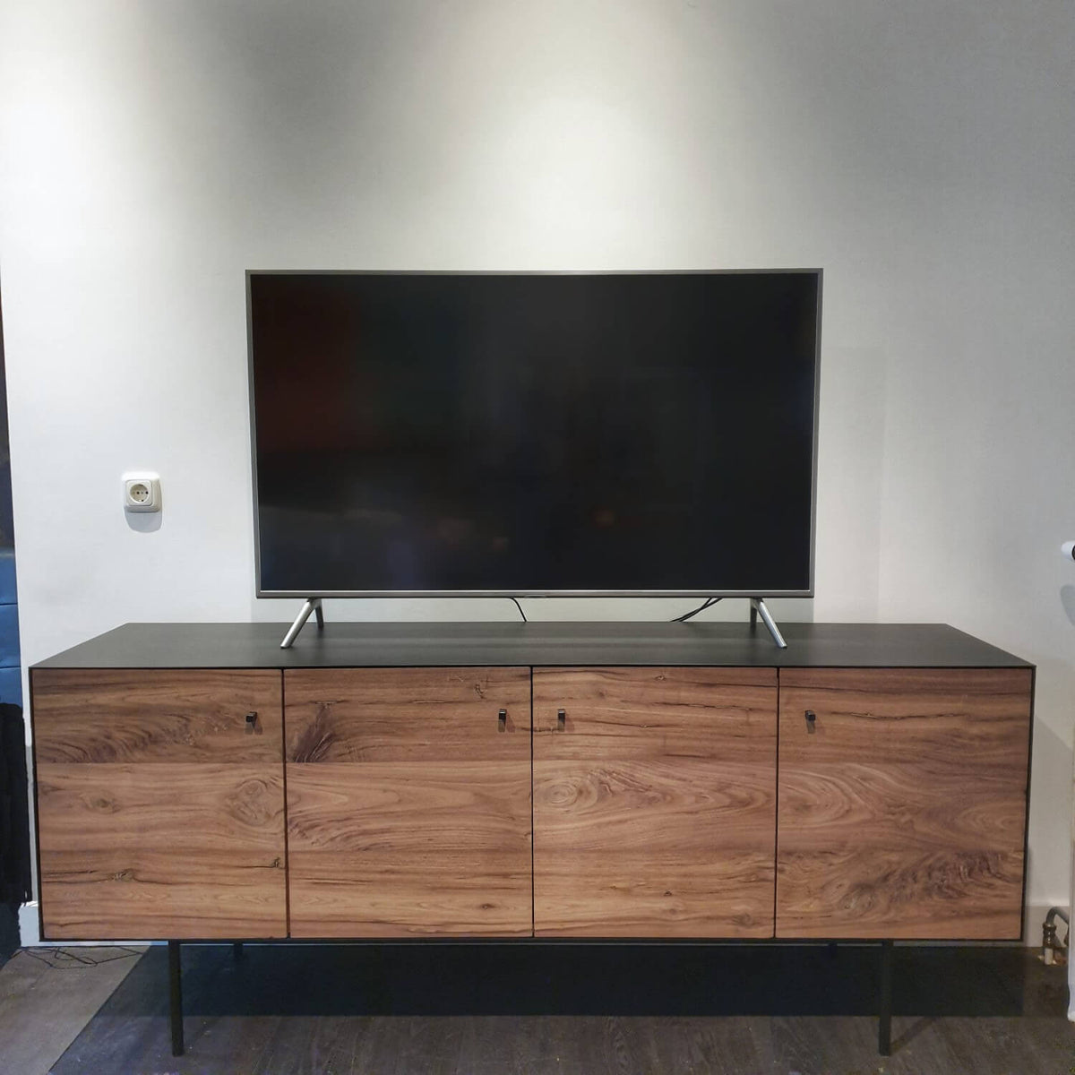 Moderner TV-Schrank und Sideboard – Aus Nussbaumholz und Stahl – D006