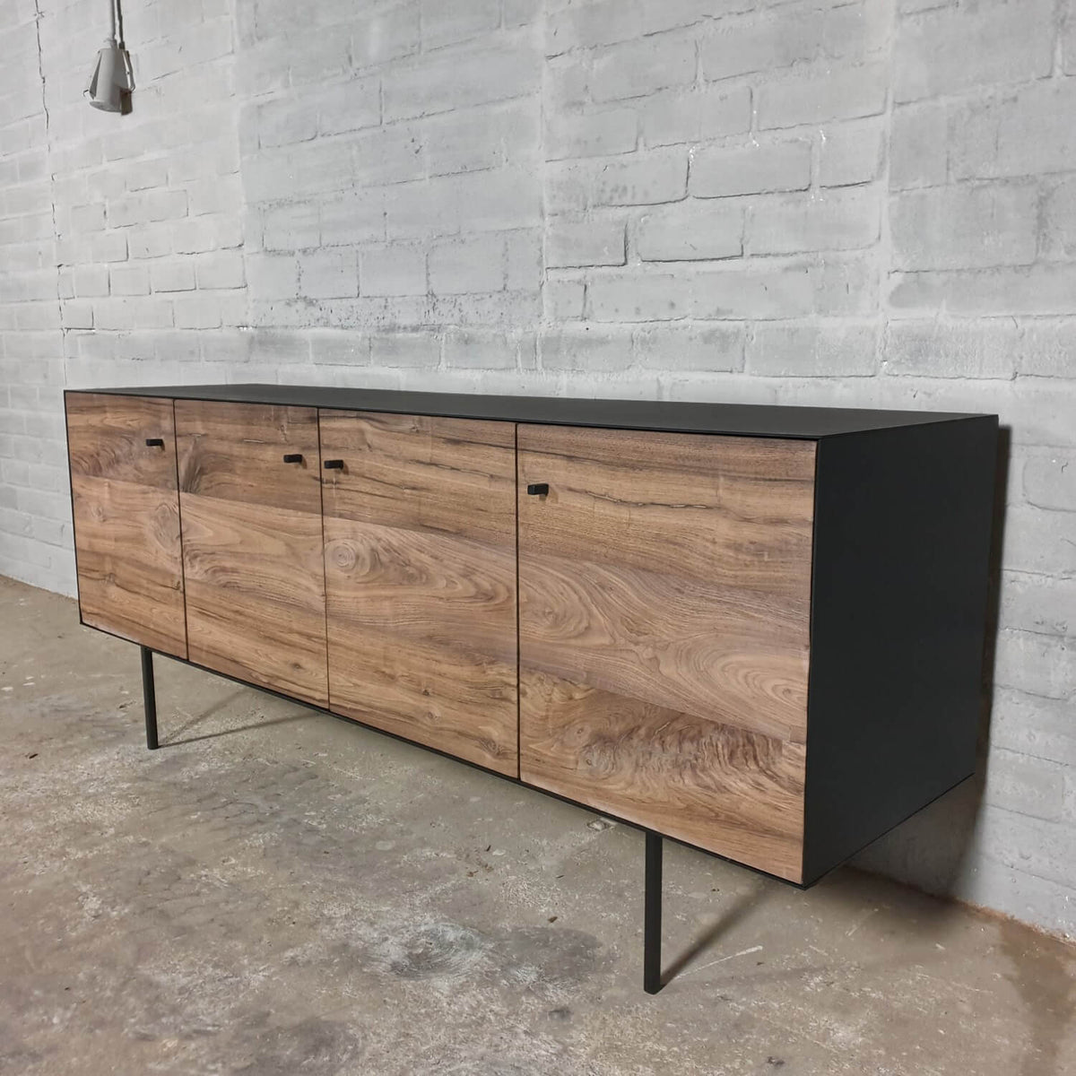 Moderner TV-Schrank und Sideboard – Aus Nussbaumholz und Stahl – D006