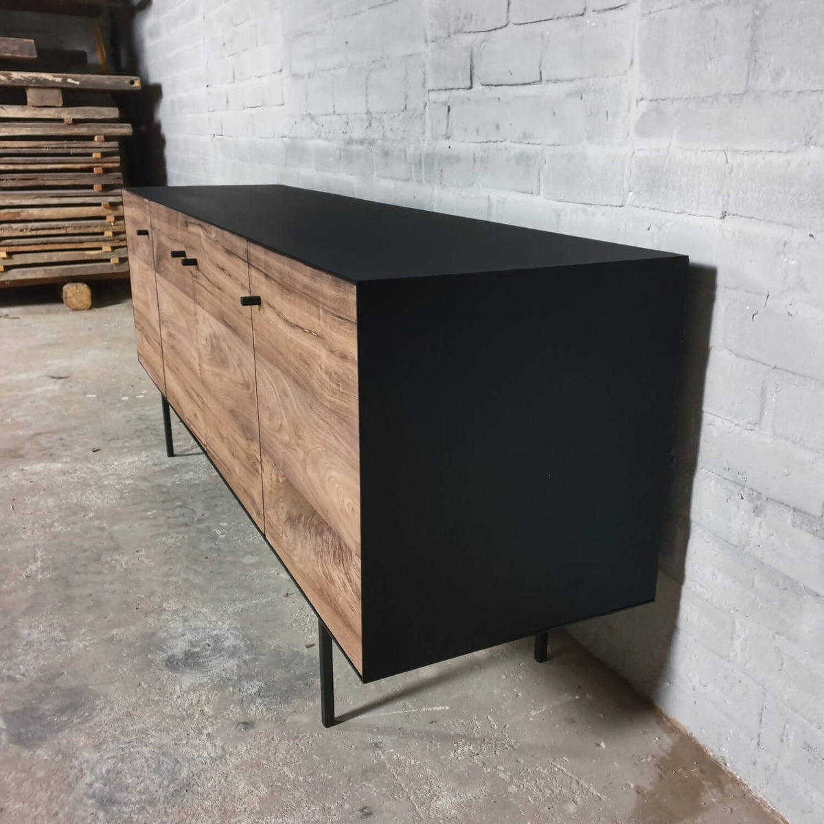 Moderner TV-Schrank und Sideboard – Aus Nussbaumholz und Stahl – D006