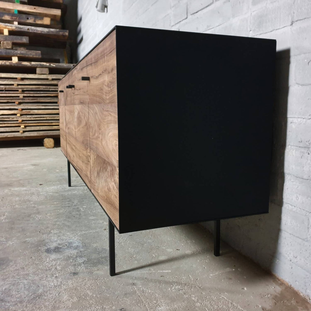 Moderner TV-Schrank und Sideboard – Aus Nussbaumholz und Stahl – D006