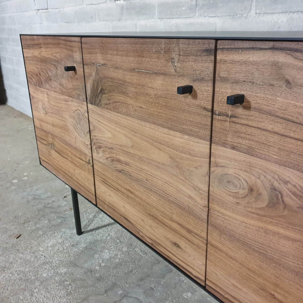 Moderner TV-Schrank und Sideboard – Aus Nussbaumholz und Stahl – D006
